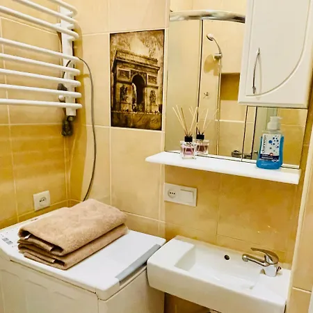 городоцька 60, недалеко від жд вокзалу, центр Lviv